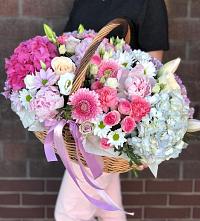 Композиция солнечный день в Карамышево Цветочная композиция из Розы, Хризантемы, Пионы и Лизиантусы в корзине в Карамышево